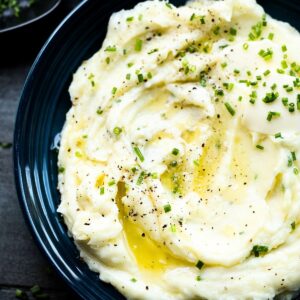 Sour cream and chive mashed potatoes hero image.
